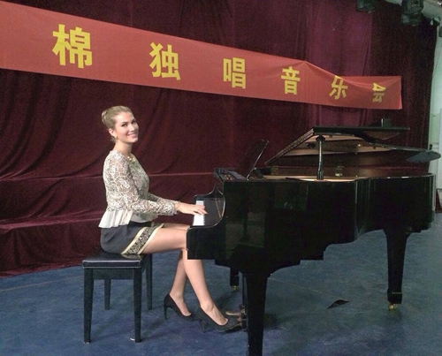 
Người đẹp còn là nghệ sĩ piano điêu luyện. Cô từng học Piano tại nhạc viện Lyceum của Barcelona.
