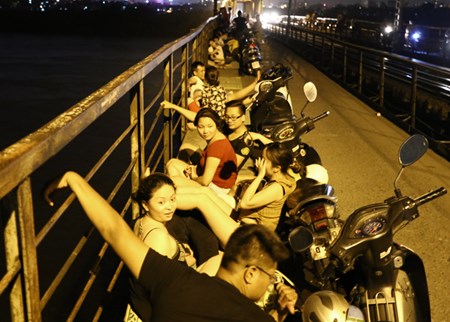 Nang nong ky luc, nguoi Ha Noi un un ra duong hong gio dem