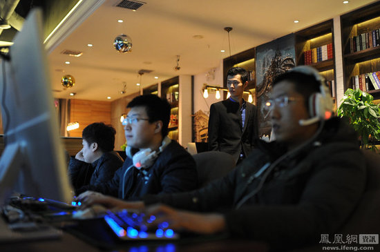 Công ty anh chuyên kinh doanh chuỗi quán cafe game.