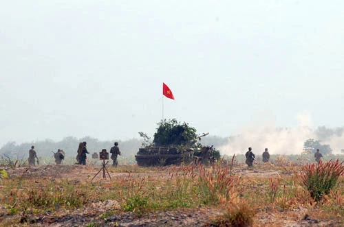 Đội hình xe tăng cùng bộ binh thọc sâu đánh chiếm sở chỉ huy địch trong diễn tập.