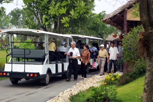 
 Lên với Thiên Đức Vĩnh Hằng Viên khách tham quan, thân nhân người đã khuất như lạc vào một resort. Ngoài ra, với những gia đình ở xa không thường xuyên tới thăm mộ người thân, có thể sử dụng các dịch vụ chăm sóc mộ, cúng giỗ online…
