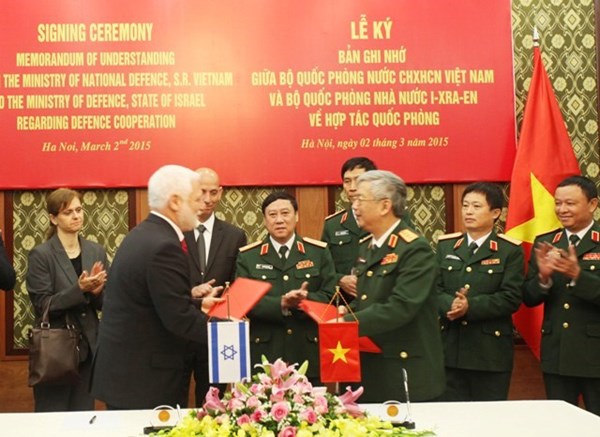 
Thượng tướng Nguyễn Chí Vịnh và ông Dan Harel ký bản ghi nhớ (MoU) về hợp tác quốc phòng song phương Việt Nam - Israel.
