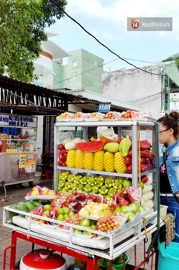 Đây là hình ảnh đặc trưng trên đường phố Sài Gòn. Chỉ cần tới và dõng dạc chỉ tay lựa: Lấy con 1 trái xoài, 2 trái ổi, 1 trái cóc và mấy miếng mận nhen là được phục vụ tận răng. 