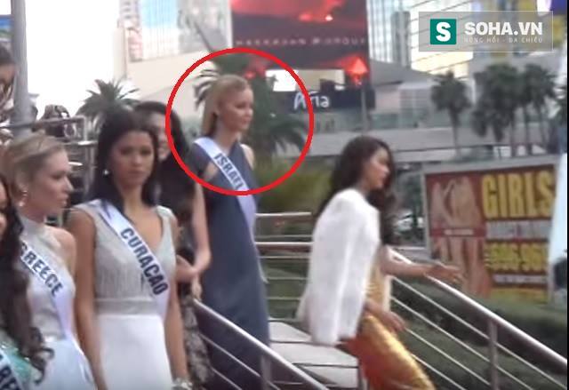 
Hoa hậu Israel dừng lại để chụp ảnh khiến hành động của Phạm Hương bị quy thành chen hàng.
