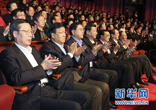 
7 Ủy viên thường vụ Bộ chính trị Trung Quốc khóa XVIII (hàng đầu) tại tiệc mừng năm mới ngày 30/12/2012, tổ chức tại Đại kịch viện Bắc Kinh. Ảnh: Xinhua
