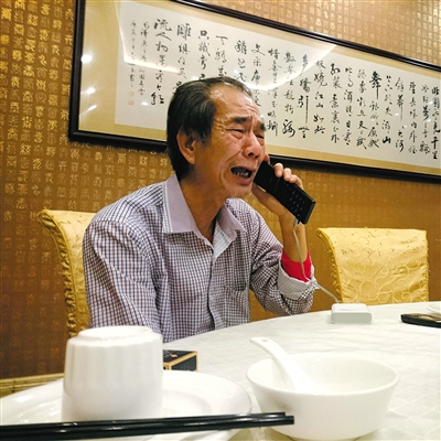 Ông Âu Thiếu Khôn trả lời phỏng vấn báo chí tại một khách sạn ở Quảng Châu chiều 2/4. Ảnh: THX.