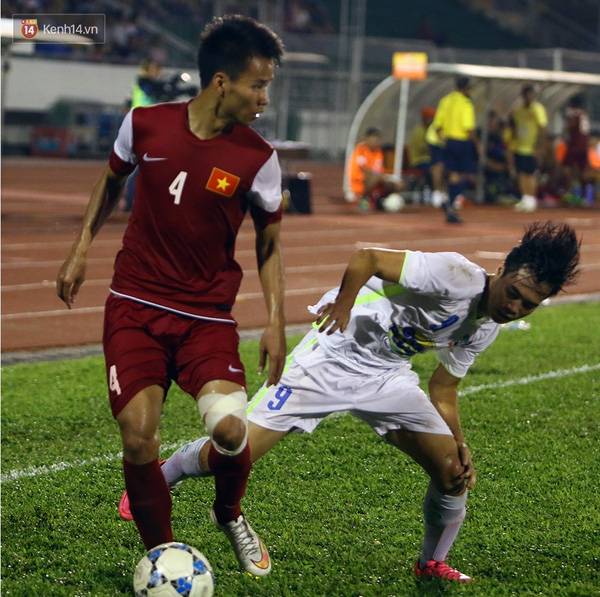 Quyết tâm có được bàn gỡ, U21 HAGL dồn lên tấn công và có nhiều tình huống nguy hiểm về phía khung thành thủ môn Quang Tuấn.