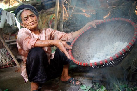 
Hun đất với khói cho thơm
