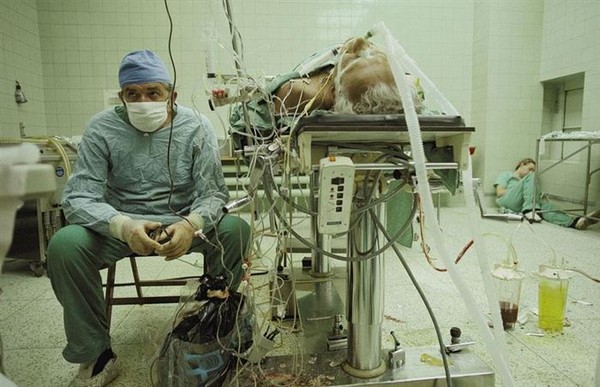 Đôi mắt khuây khỏa- Một bác sĩ phẫu thuật thở phào nhẹ nhõm sau cuộc đại phẫu ghép tim dài 23 tiếng đã thành công. Một người trợ lý của anh ngủ gục ngay tại góc phòng phẫu thuật.