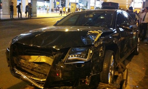 Đây cũng chính là chiêc xe đã gây tai nạn kinh hoàng tại sảnh chờ sân bay Tân Sơn Nhất tối 10/2/2014.