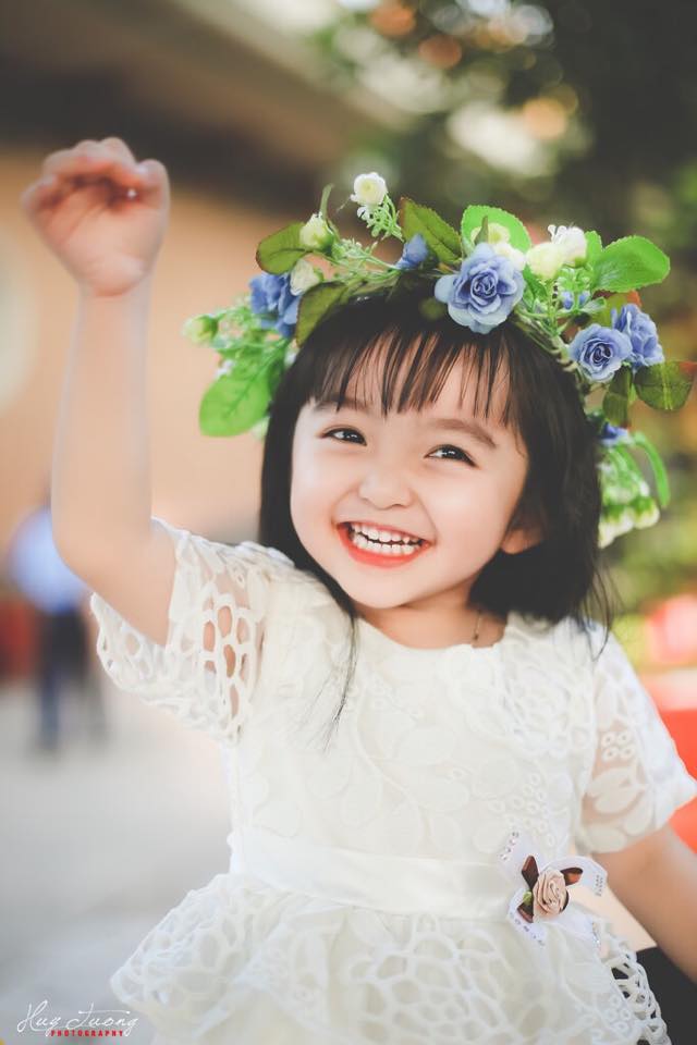 Nụ cười của bé Uyên Linh khiến người xem không thể rời mắt.