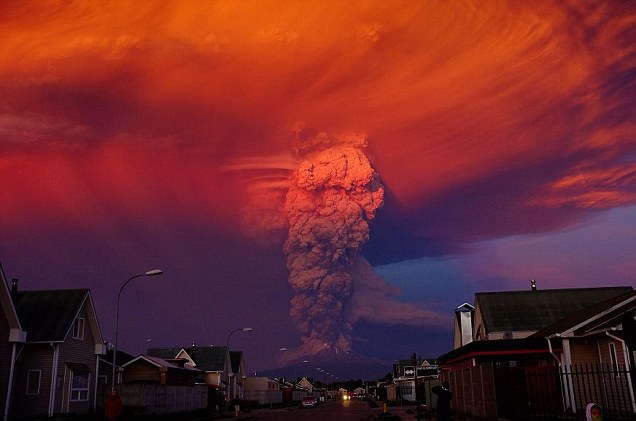 Khói và tro bụi bốc lên núi lửa Calbuco nhuộm đỏ bầu trời gần thành phố Puerto Montt, Chile.