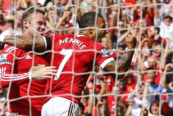 Depay ăn mừng bàn thắng cùng Rooney.