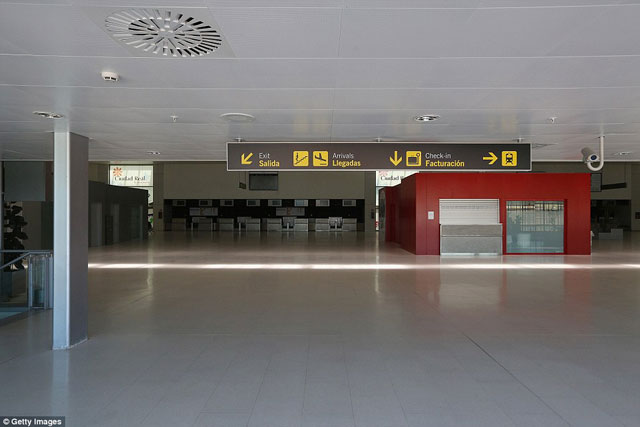 Sân bay Ciudad Real ở Tây Ban Nha được xây dựng với kinh phí 1 tỷ euro, nhưng đã trở thành biểu tượng của sự hoang phí khi buộc phải đóng cửa vì vắng khách.