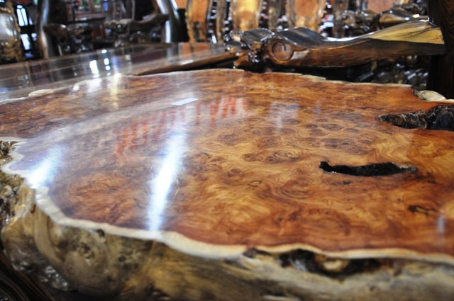 Chiếc mặt bàn như thế này cũng có giá 70 triệu đồng. Theo chủ nhân, sở dĩ mặt bàn này có giá trị vì nó là gỗ nu có vân xoăn đẹp.