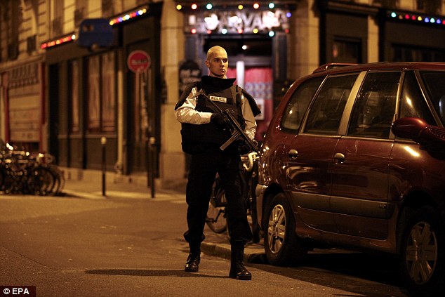 
Một cảnh sát có vũ trang Pháp cạnh hiện trường vụ nổ.
