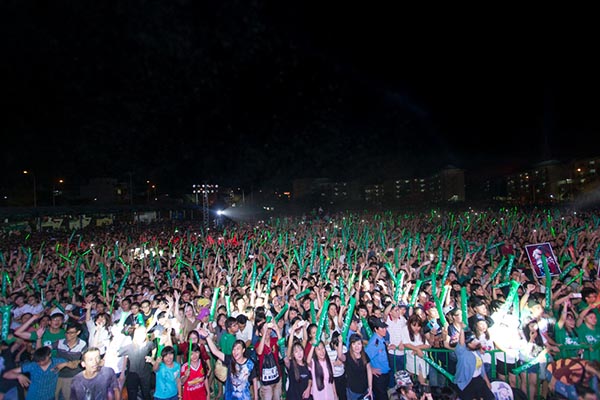 Tối 15/11, 30 nghìn sinh viên cùng các khán giả trẻ đã có mặt tại ký túc xá Đại học quốc gia TP. HCM để thưởng thức liveshow mở màn của chuỗi sự kiện Ngày hội xanh.