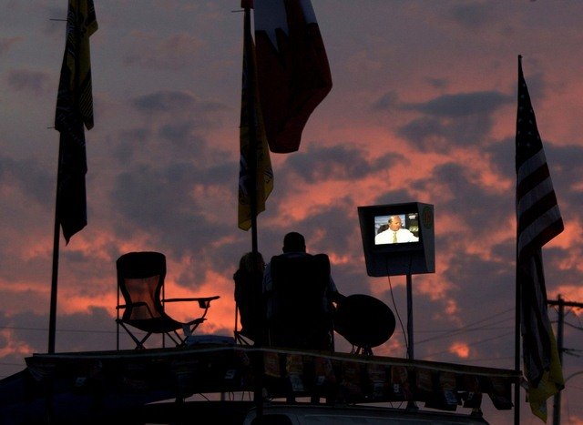 
Hai anh em cắm trại trước cuộc đua Daytona 500 ở bãi biển Daytona, bang Florida (Mỹ).
