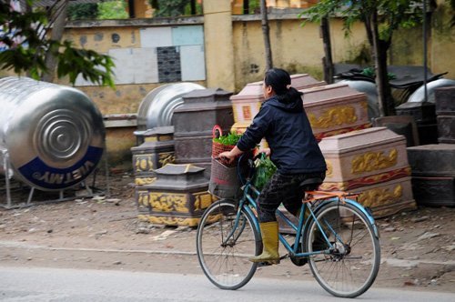 
Người dân ở đây vẫn hái rau từ những ruộng rau gần nghĩa địa này về nấu ăn.
