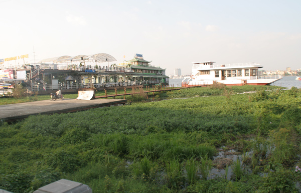 Hàng chục tàu thuyền vẫn ngang nhiên kinh doanh ăn uống tại bến hồ Tây đoạn phố Nguyễn Đình Thi, mặc dù đã quá hạn di dời hơn một tháng theo yêu cầu của thành phố.