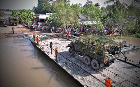 
Các phương tiện di chuyển trên cầu phao PMP. Với trang bị hiện nay, Lữ đoàn Công binh 25 có khả năng bắc được cầu phao dài hàng chục đến hàng trăm mét, chiều rộng 8 mét, tải trọng 60 tấn chỉ trong thời gian ngắn.
