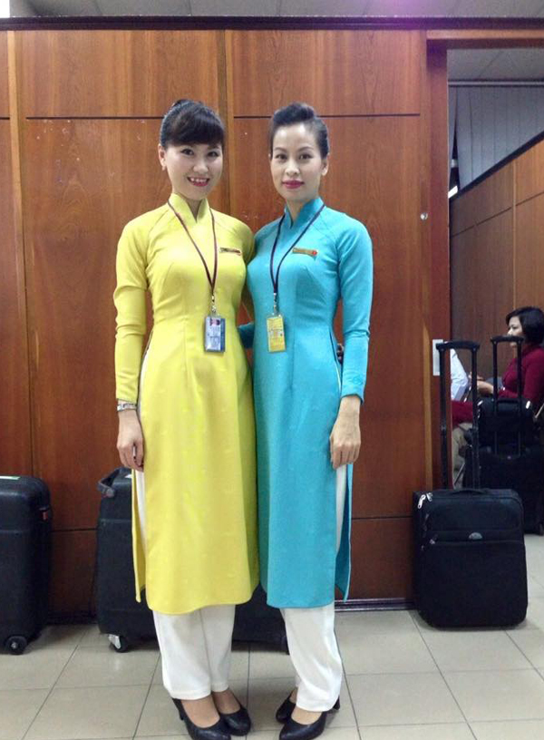 Ngắm nữ tiếp viên hàng Việt Nam trong đồng phục áo dài đỏ