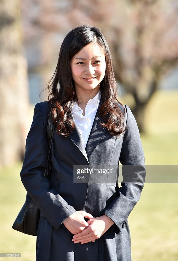 Công chúa xinh đẹp trong bộ đồng phục của trường. Ảnh: GettyImages.