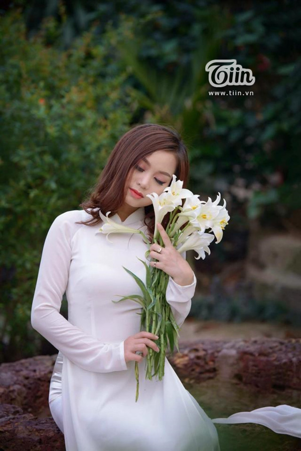 9X ĐH Nội Vụ mặc áo dài trắng tinh khôi khoe sắc bên hoa loa kèn