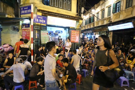 Nang nong ky luc, nguoi Ha Noi un un ra duong hong gio dem