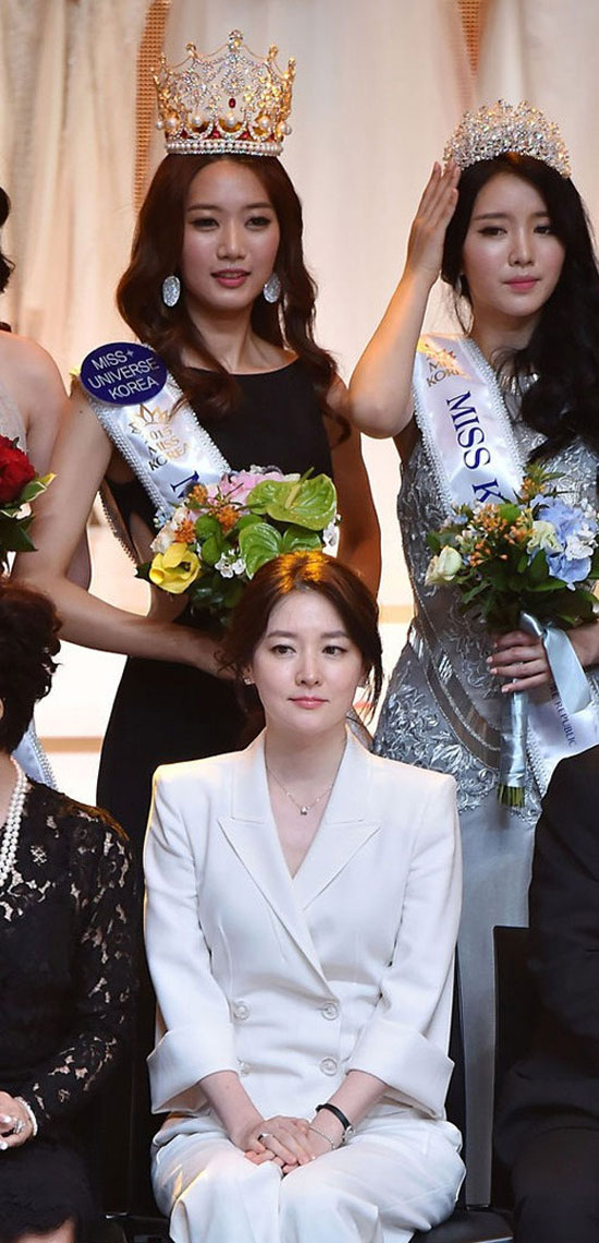 Hoa hậu Hàn Quốc 2015 - Lee Min Ji bị truyền thông châu Á &quot;tố&quot; già và gương mặt cứng đơ. Ở tuổi 24, cô trông còn kém sắc hơn cả giám khảo là “Nàng Dae Jang Geum” Lee Young Ae 44 tuổi.