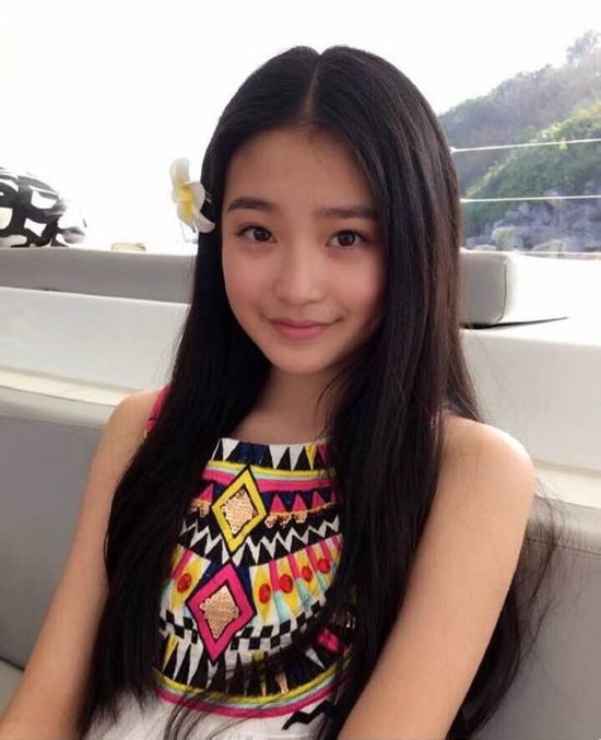 Dù mới 13 tuổi nhưng Sài Úy đã trở thành một thiếu nữ xinh xắn. Cô được coi là tiểu mỹ nhân của làng giải trí Hoa ngữ.