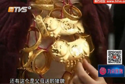 Trung Quốc: Cô dâu trĩu cổ vì đeo 5kg vàng trong đám cưới 2