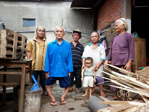 Gia đình ông Lưu Qươn (thôn Bà Rén, xã Quế Xuân I, huyện Quế Sơn - Quảng Nam) từng được báo giới nhắc đến là gia đình lùn nhất Việt Nam. (Ảnh: Người Lao Động)