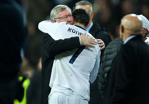 
Ronaldo và Sir Alex trong lần gặp lại dưới màu áo của hai kẻ đối nghịch.
