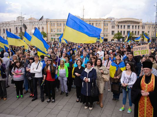 Người dân Ukraine ra đường biểu tình. Ảnh : AP