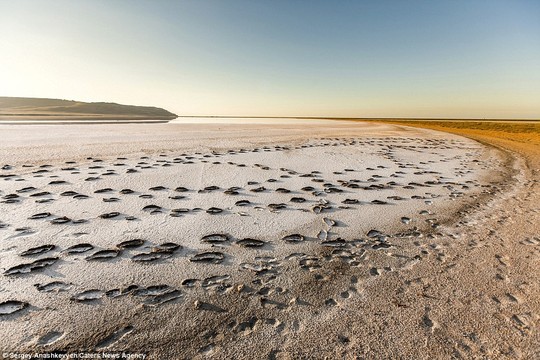 Hồ Koyashskoye cách biển Đen một dải đất mỏng. Ảnh: Caters News Agency
