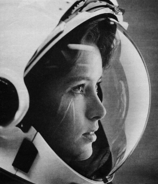 Đôi mắt khám phá- Anne Fisher là người phụ nữ đầu tiên được bước vào vũ trụ trong năm 1985.