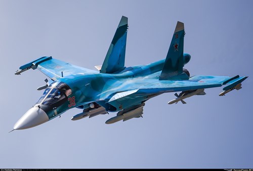 
Su-34 cũng là loại máy bay chiến đấu đầu tiên của Nga được trang bị radar với tầm phát hiện mục tiêu là 250 km, radar này có khả năng lập bản đồ mặt đất ở cự ly 150 km.
