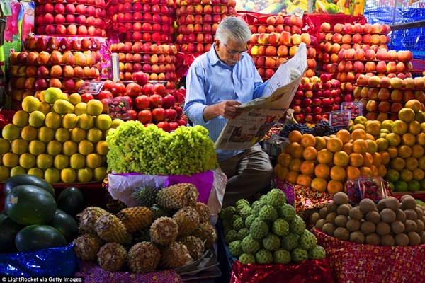 Hàng hoa quả của một người đàn ông ở Mysore, phía nam Ấn Độ. 