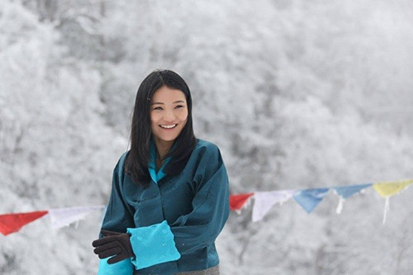 14 năm vụt trôi qua, Jigme Khesar trở thành Quốc vương ở tuổi 31 và Jetsun Pema cũng đã trở thành cô sinh viên khoa nghệ thuật London với vẻ đẹp tròn trịa, rạng ngời. Cặp đôi đã đến với nhau bằng một đám cưới giản dị nhưng lãng mạn và tràn đầy mật ngọt.