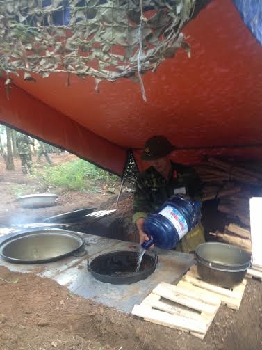 Chiến sĩ nuôi quân sử dụng bếp Hoàng Cầm chuẩn bị bữa ăn cho bộ đội.