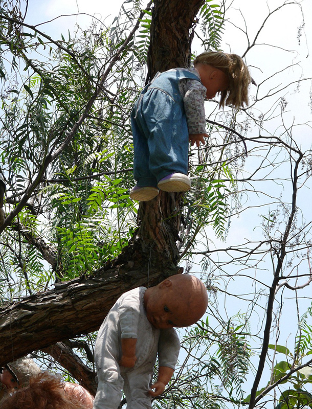 Berrera cho rằng, việc treo những con búp bê lên cây có thể an ủi linh hồn của bé gái đã chết, nên ông đã nỗ lực tìm kiếm rất nhiều búp bê và treo lên cây.