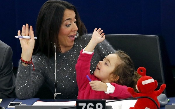 
Vittoria không hề ngại ngùng trước phòng họp chứa hơn 766 nghị sĩ đến từ 28 nước thuộc khối Liên minh Châu Âu EU. Em cùng chú thú cưng luôn sẵn sàng góp sức ủng hộ mẹ trong các phiên họp nghị viện.
