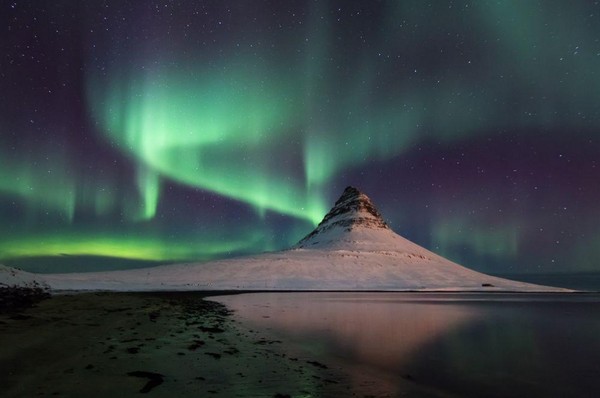 
Những dải ánh sáng tuyệt đẹp ở phía Tây Iceland. (Tác giả: Stefan Brenner)
