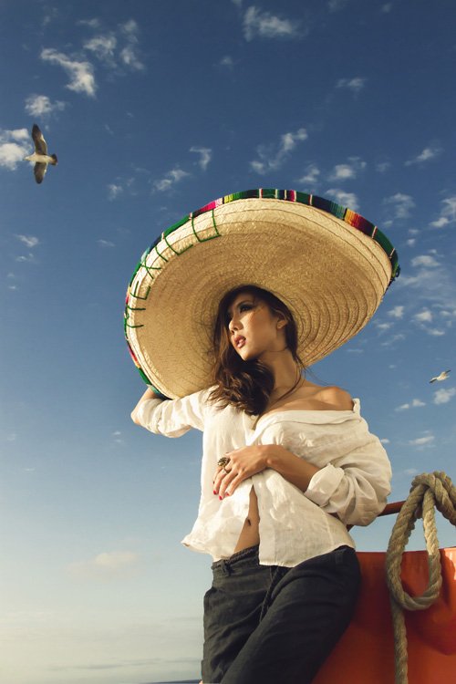 
Trong chuyến du lịch cùng bạn bè tại Mexico năm giữa tháng 11.2014, siêu mẫu phô diễn vẻ đẹp hình thể không thể rời mắt trong ánh nắng tuyệt đẹp trên du thuyền triệu đô.
