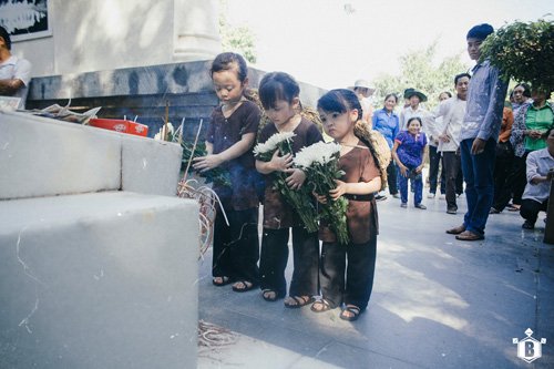 Ba chị em dâng những đóa hoa tươi trước tượng đài các nữ anh hùng