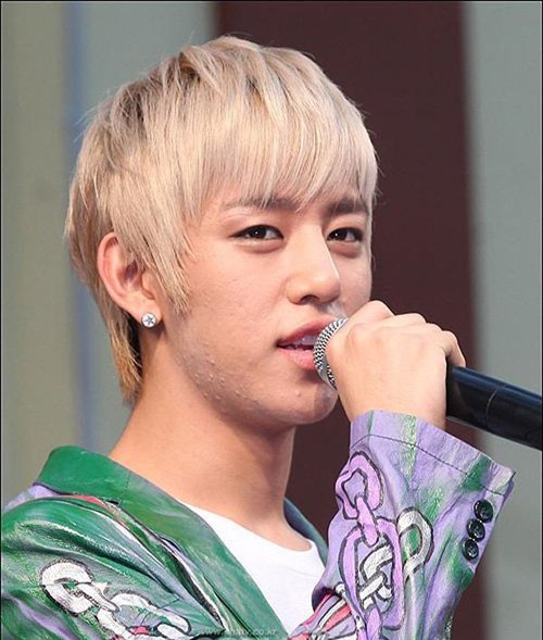 
Daehyun nhóm BAP với gương mặt sần sùi vì mụn mọc nhiều phía cằm.
