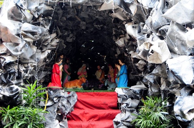 Một hang đá nhân tạo cũng đã dựng xong trong khuôn viên của nhà thờ Thái Hà.