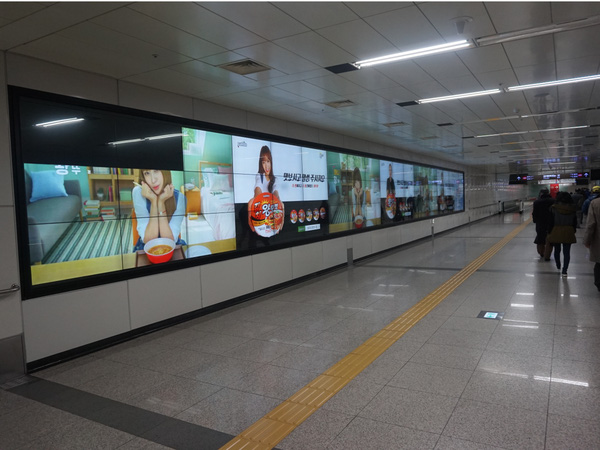 
Màn hình quảng cáo cỡ lớn bật 24/7. Ngành quảng cáo ở Hàn Quốc vô cùng phát triển và là thị trường béo bở nhưng cũng mang tính cạnh tranh khốc liệt.
