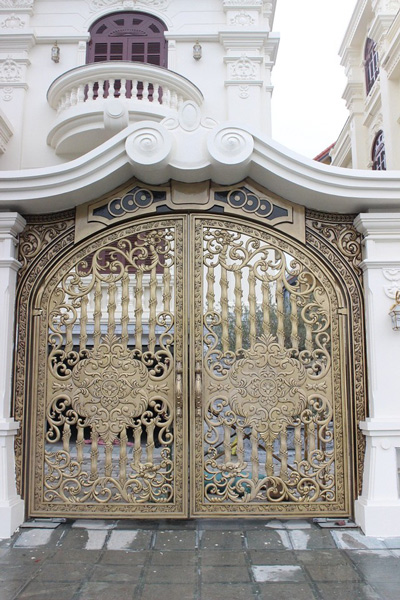 Bộ đôi cửa cổng được chế tác từ thép đặc biệt mạ đồng có giá gần 1 tỷ đồng